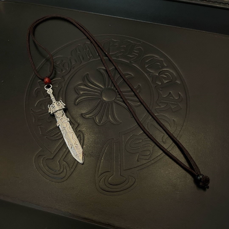 Ch*0me He**ts necklaces